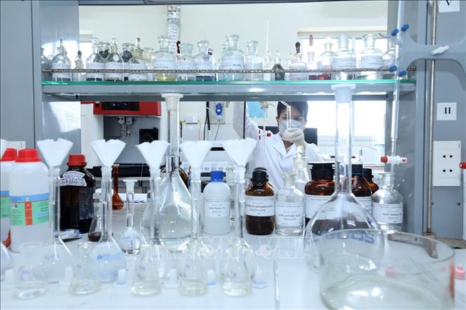 Cán bộ Trung tâm tiến hành kiểm nghiệm mẫu bằng phương pháp Chuẩn độ thể tích trên thiết bị Buret. Ảnh: Anh Tuấn – TTXVN