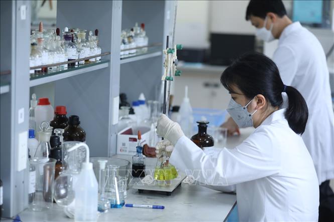 Cán bộ Trung tâm tiến hành kiểm nghiệm mẫu bằng phương pháp Chuẩn độ thể tích trên thiết bị Buret. Ảnh: Anh Tuấn – TTXVN