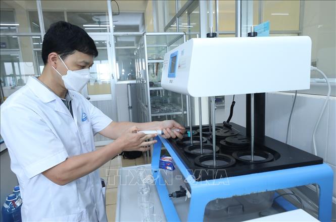 Cán bộ Trung tâm tiến hành kiểm nghiệm mẫu trên thiết bị Thử độ hòa tan. Ảnh: Anh Tuấn – TTXVN