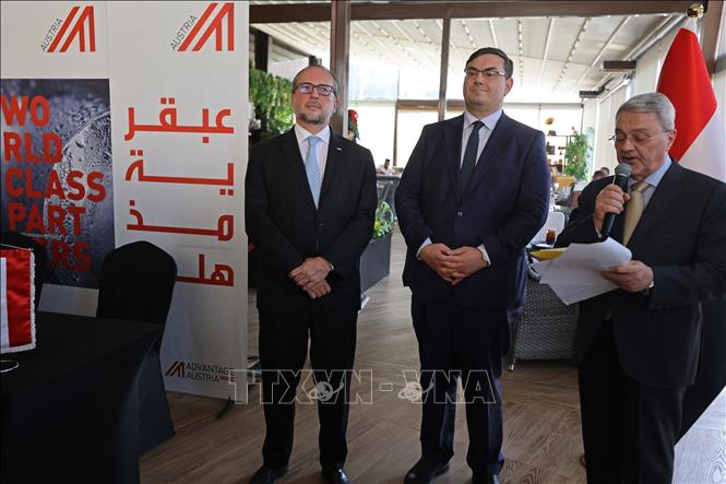 (Từ trái sang) Ngoại trưởng Áo Alexander Schallenberg, Đại sứ Áo tại Iraq Andrea Nasi và Thứ trưởng Ngoại giao Iraq Muhammad Bahr Al-Ulum tại buổi lễ mở lại Đại sứ quán Áo ở thủ đô Baghdad, Iraq ngày 12/9/2023. Ảnh: AFP/TTXVN
