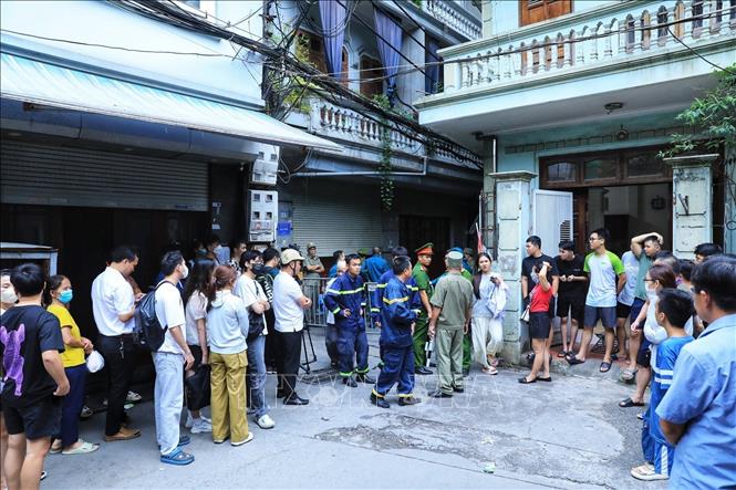 Nhiều người dân vẫn bàng hoàng về vụ cháy đặc biệt nghiêm trọng. Ảnh: Tuấn Anh - TTXVN