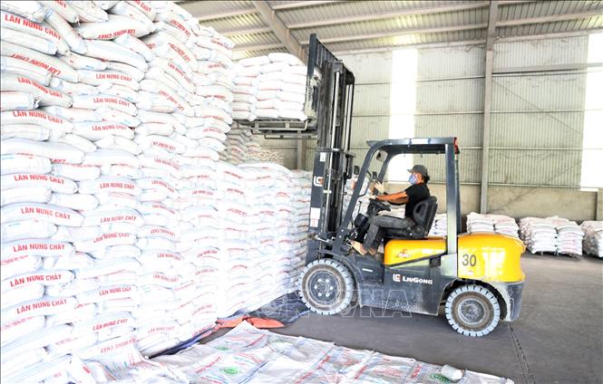Trong ảnh: Sản phẩm của Nhà máy được cung cấp ra thị trường, đáp ứng được nhu cầu sử dụng của người dân. Ảnh: Quốc Khánh - TTXVN