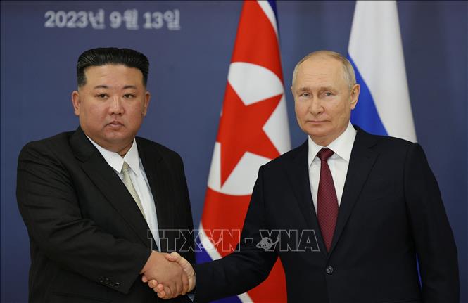 Tổng thống Nga Vladimir Putin (phải) và nhà lãnh đạo Triều Tiên Kim Jong Un (trái) trong cuộc gặp ở  tại sân bay vũ trụ Vostochny, tỉnh Amur thuộc vùng Viễn Đông, Nga, ngày 13/9/2023. Ảnh: AFP/TTXVN