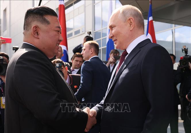 Tổng thống Nga Vladimir Putin (phải) và nhà lãnh đạo Triều Tiên Kim Jong Un (trái) trong cuộc gặp ở  tại sân bay vũ trụ Vostochny, tỉnh Amur thuộc vùng Viễn Đông, Nga, ngày 13/9/2023. Ảnh: AFP/TTXVN