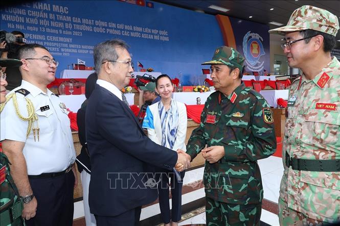 Sen. Lt. Gen. Phung Si Tan, Deputy Chief of the General Staff of the Vietnam People’s Army, and delegates at the opening ceremony. VNA Photo: Trọng Đức