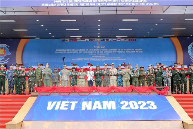 Sen. Lt. Gen. Phung Si Tan, Deputy Chief of the General Staff of the Vietnam People’s Army and other delegates of the opening ceremony. VNA Photo: Trọng Đức