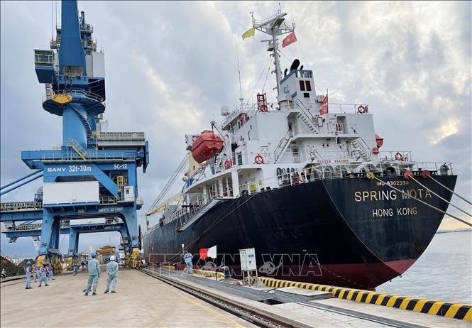 Bến số 6 (cảng tổng hợp Hòa Phát) nằm trong cụm cảng Dung Quất vừa đi vào hoạt động, tiếp tàu công suất lớn. Ảnh: Phạm Cường-TTXVN