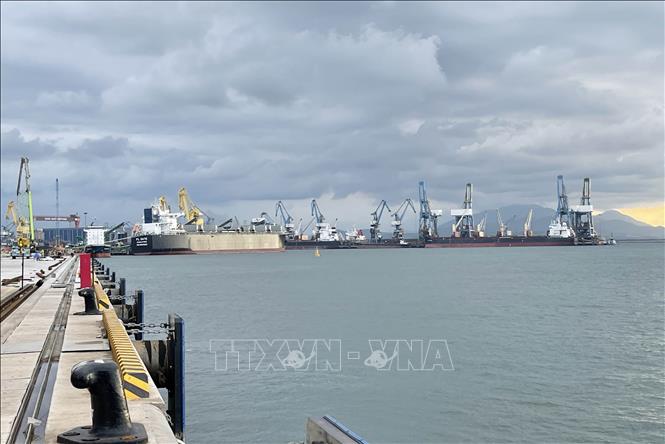 Cảng Dung Quất có độ sâu 21m và không phụ thuộc vào thủy triều, đây là lợi thế lớn so với các cảng biển khác trong khu vực. Ảnh: Phạm Cường-TTXVN
