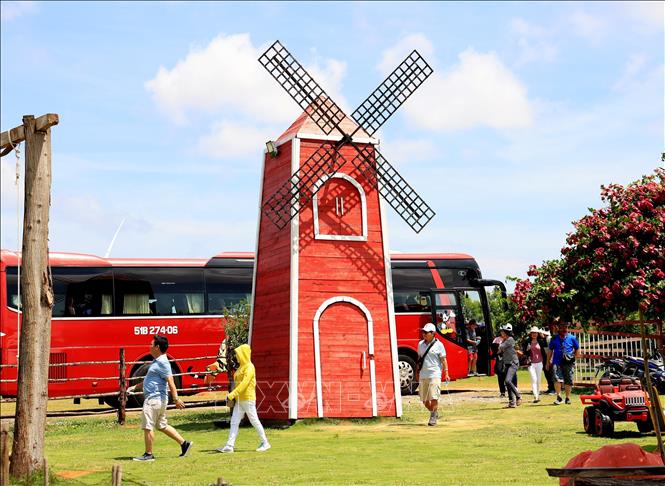 Cối xay gió trên thảo nguyên được tái hiện tại Mian Farm. Ảnh: Hồng Đạt - TTXVN

