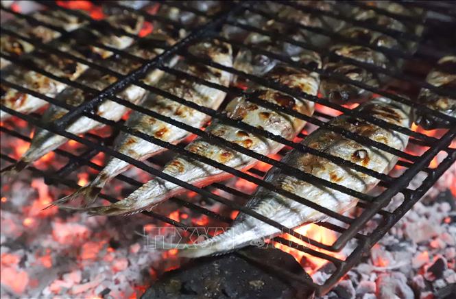 Cá biển nướng bằng than hoa cho màu sắc đẹp, dậy mùi thơm khi chín. Ảnh: Xuân Tiến – TTXVN 
