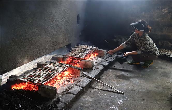Cá biển được nướng chín bằng than hoa theo phương thức truyền thống ở các xã vùng biển của huyện Diễn Châu (Nghệ An). Ảnh: Xuân Tiến – TTXVN 