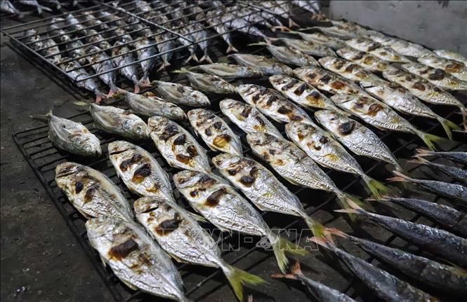 Những mẻ cá biển vừa được nướng chín. Ảnh: Xuân Tiến – TTXVN