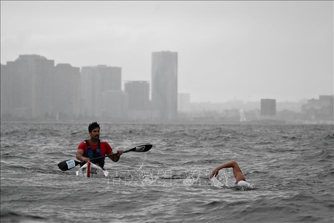 Vận động viên Lewis Pugh (phải) bơi dọc sông Hudson ở thành phố New York, Mỹ ngày 13/9/2023. Ảnh: AFP/TTXVN