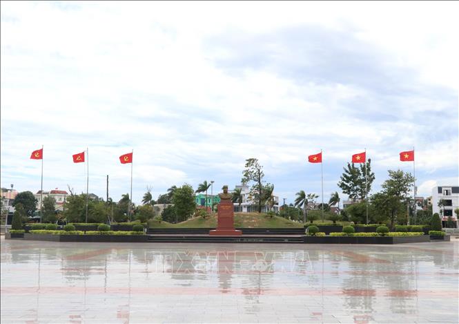 Tượng lãnh tụ Cuba Fidel Castro được đặt ở vị trí trung tâm của Công viên Fidel ở thành phố Đông Hà (Quảng Trị). Ảnh: Nguyên Lý - TTXVN