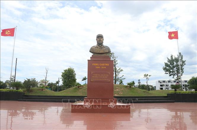 Tượng lãnh tụ Cuba Fidel Castro được đặt ở vị trí trung tâm của Công viên Fidel ở thành phố Đông Hà (Quảng Trị). Ảnh: Nguyên Lý - TTXVN