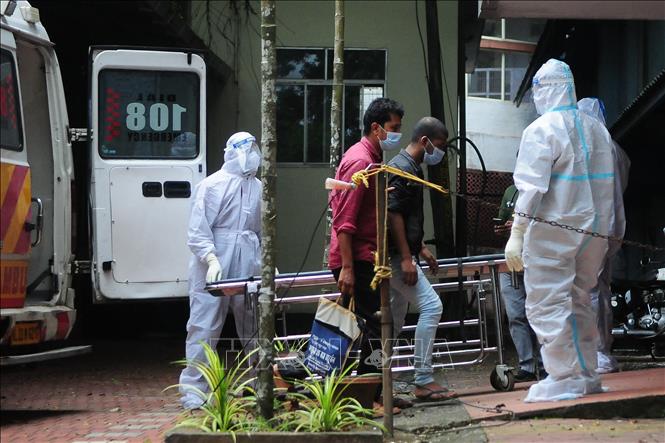 Nhân viên y tế chuyển bệnh nhân bị nhiễm virus Nipah tới khu cách ly của bệnh viện ở Kozikode, bang Kerala, Ấn Độ ngày 14/9/2023. Ảnh: AFP/TTXVN 