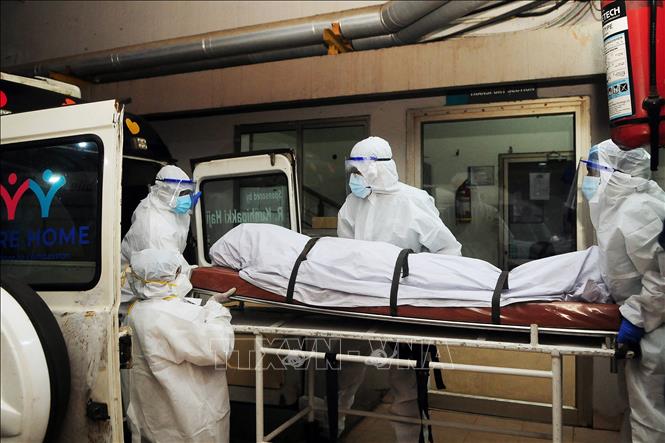 Nhân viên y tế chuyển thi thể bệnh nhân bị nhiễm virus Nipah tại một bệnh viện ở Kozikode, bang Kerala, Ấn Độ ngày 12/9/2023. Ảnh: AFP/TTXVN 