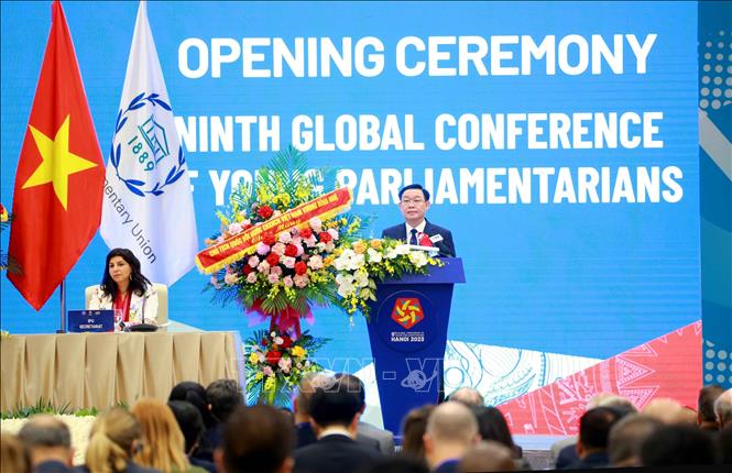 NA Chairman Vuong Dinh Hue delivers the opening speech at the conference. VNA Photo