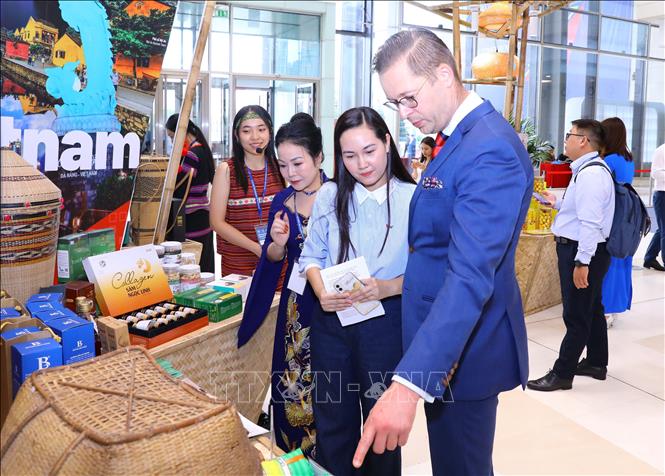 Delegates visit showrooms introducing innovative and creative products of Vietnam. VNA Photo
