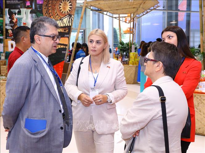 Delegates exchange views on the sidelines of the conference. VNA Photo