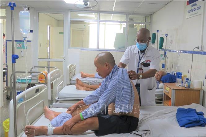 Giáo sư Jusús de los Santos Renó Céspedes, chuyên gia hàng đầu về chuyên ngành Ung bướu ở Cuba, thăm khám cho các bệnh nhân tại khoa Ung bướu, Bệnh viện Hữu nghị Việt Nam - Cuba Đồng Hới. Ảnh: Võ Dung - TTXVN 