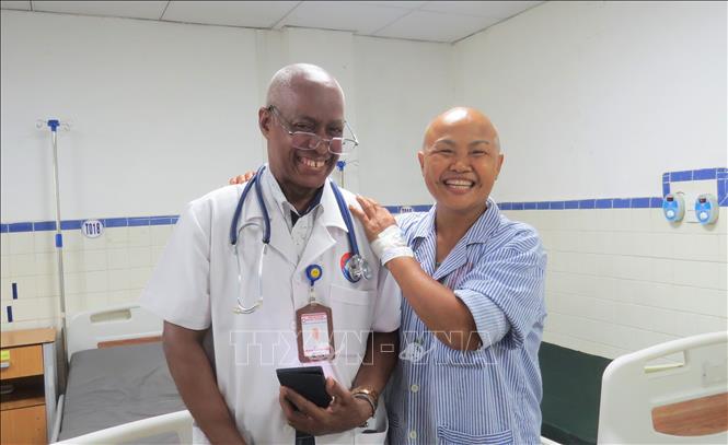 Một bệnh nhân tại Khoa Ung Bướu, Bệnh viện Hữu nghị Việt Nam - Cuba Đồng Hới, xúc động bày tỏ lòng biết ơn trước sự quan tâm, chăm sóc tận tình của chuyên gia y tế Cuba và đội ngũ y bác sĩ của bệnh viện. Ảnh: Võ Dung - TTXVN
