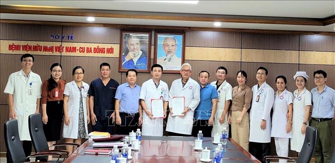 Các chuyên gia y tế, bác sỹ đầu ngành trong và ngoài nước đã được Bệnh viện mời về công tác, làm việc và cống hiến, đáp ứng tốt hơn nhu cầu khám, chữa bệnh cho người dân. Ảnh: TTXVN phát