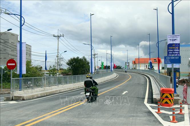 Đường dẫn lên cầu Vàm Sát 2. Ảnh: Tiến Lực - TTXVN