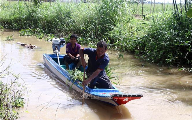 Anh Sơn Cường, xã Thạnh Quới, huyện Mỹ Xuyên (Sóc Trăng) được hỗ trợ vỏ lãi và máy (từ tiểu dự án hỗ trợ sinh kế, chuyển đổi nghề nằm trong Chương trình mục tiêu quốc gia phát triển kinh tế - xã hội vùng đồng bào dân tộc thiểu số giai đoạn I (2021-2025). Ảnh: Tuấn Phi-TTXVN