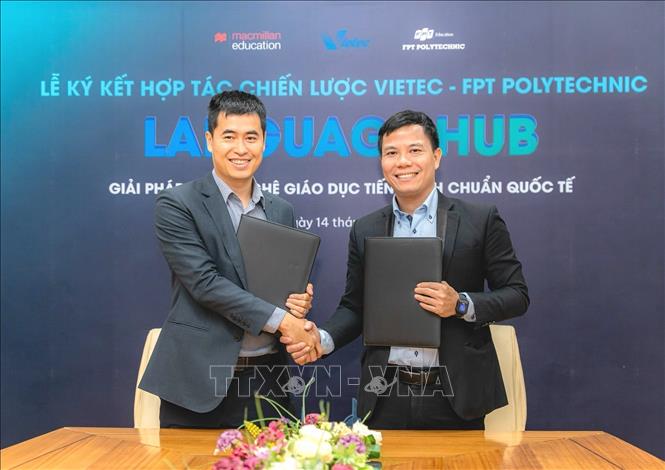Hiệu trưởng trường Cao đẳng FPT Polytechnic Vũ Chí Thành (bên trái) cùng ông Đỗ Như Quách, Tổng Giám đốc Công ty Cổ phần Đầu tư Phát triển và Chuyển giao Công nghệ Việt Nam ký kết hợp tác chiến lược (tại Hà Nội, ngày 14/9/2023). Ảnh: TTXVN
