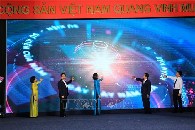 VNA General Director Vu Viet Trang and other delegates launch the subweb. VNA Photo