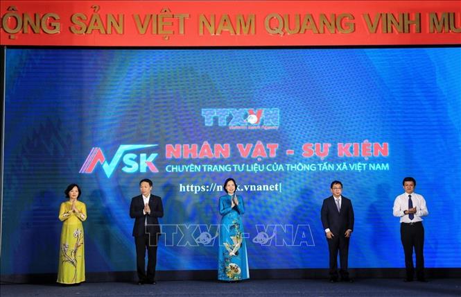 VNA General Director Vu Viet Trang and other delegates launch the subweb. VNA Photo