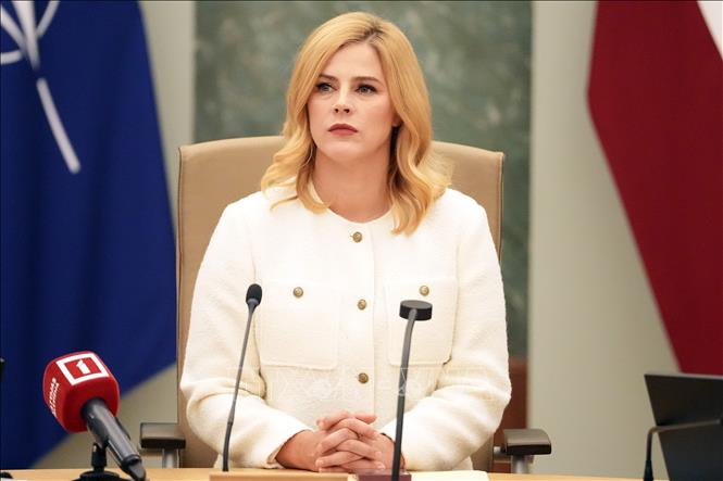 Tân Thủ tướng Latvia Evika Silina chủ trì phiên họp đầu tiên của Chính phủ mới tại Riga, ngày 15/9/2023. Ảnh: THX/TTXVN