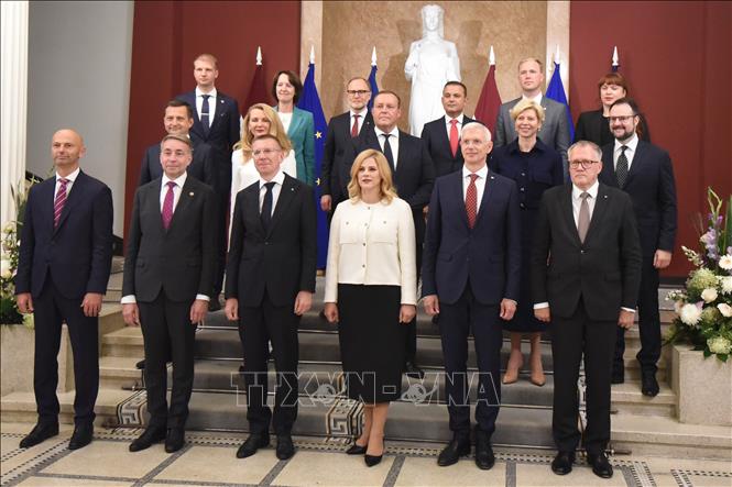 Tân Thủ tướng Latvia Evika Silina (thứ 3, phải, hàng đầu) chụp ảnh cùng các thành viên Chính phủ mới tại Riga, ngày 15/9/2023. Ảnh: THX/TTXVN