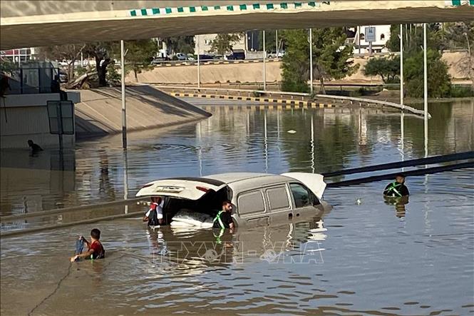 Cảnh ngập lụt sau lũ quét, gây ra bởi bão Daniel, ở thành phố miền Đông Derna, Libya ngày 12/9/2023. Ảnh: AFP/TTXVN
