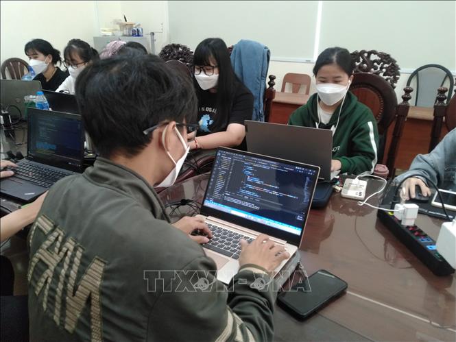 Các sinh viên công nghệ thông tin của tỉnh Tiền Giang và các tỉnh Đồng bằng sông Cửu Long thực tập tại Mekong ITP. Ảnh: Minh Hưng - TTXVN