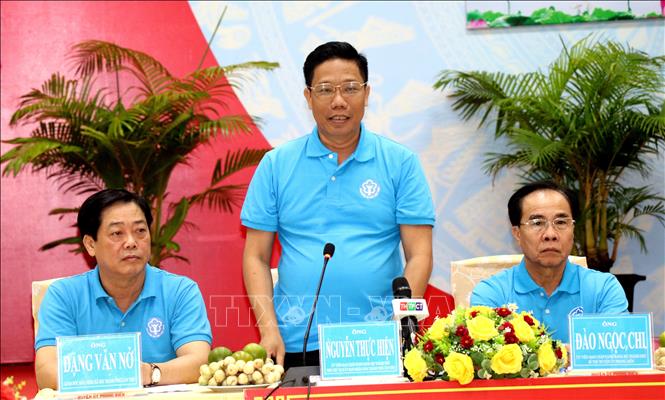 Phó Chủ tịch UBND thành phố Cần Thơ, Nguyễn Thực Hiện chỉ đạo vận động người dân tham gia bảo hiểm y tế, bảo hiểm xã hội. Ảnh: Thu Hiền - TTXVN
