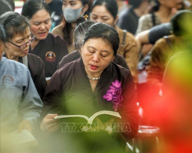 Người dân làm lễ với lòng thành kính mong các nạn nhân thiệt mạng sớm siêu thoát. Ảnh: Tuấn Đức - TTXVN