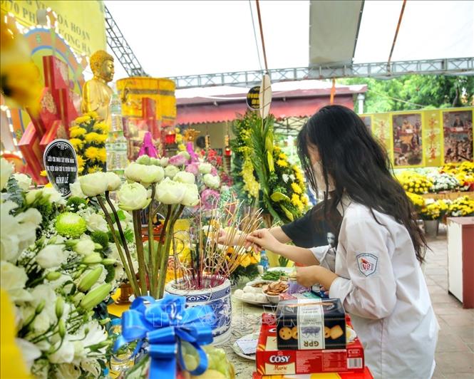 Người dân thắp hương cầu mong các vong linh sớm được siêu thoát. Ảnh: Tuấn Đức - TTXVN