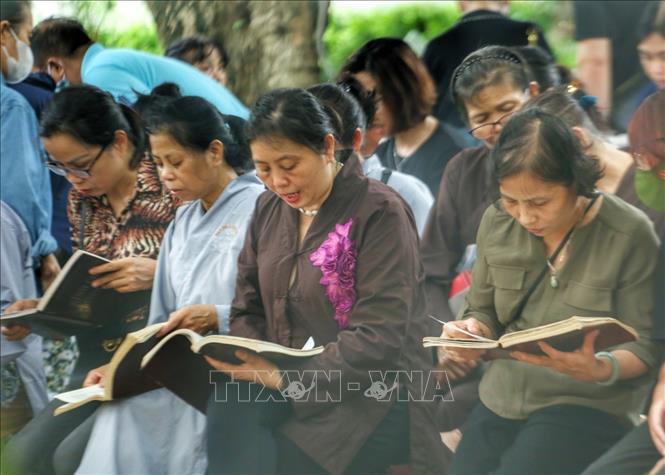 Người dân làm lễ với lòng thành kính mong các nạn nhân thiệt mạng sớm siêu thoát. Ảnh: Tuấn Đức - TTXVN