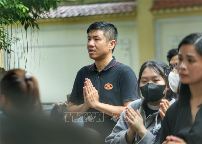 Người dân thắp hương với lòng thành kính mong các nạn nhân thiệt mạng sớm siêu thoát. Ảnh: Tuấn Đức - TTXVN