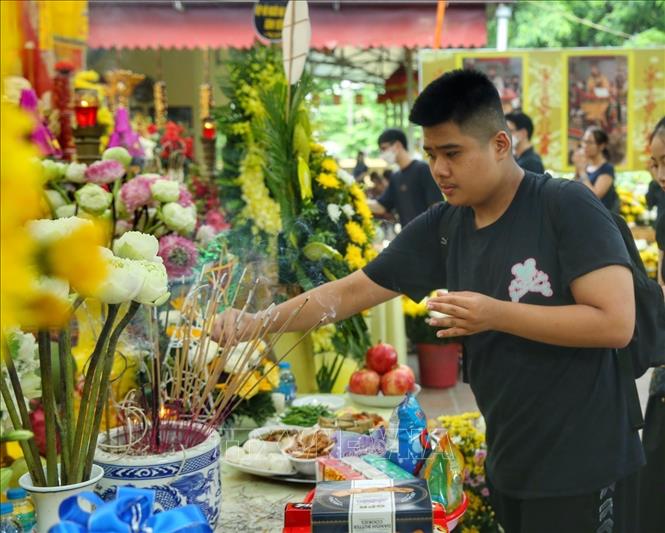 Người dân thắp hương cầu mong các vong linh sớm được siêu thoát. Ảnh: Tuấn Đức - TTXVN