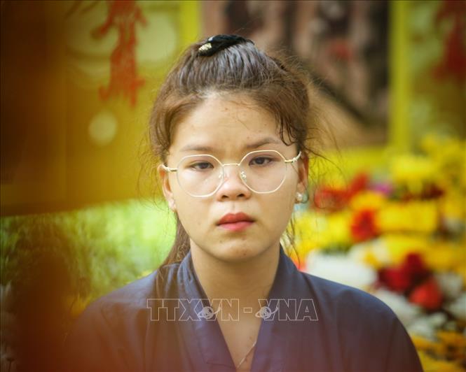 Nhiều người vẫn không khỏi xúc động khi nghĩ về những nạn nhân xấu số. Ảnh: Tuấn Đức - TTXVN
