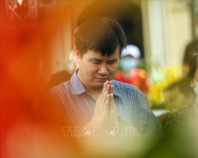 Người dân thắp hương với lòng thành kính mong các nạn nhân thiệt mạng sớm siêu thoát. Ảnh: Tuấn Đức - TTXVN