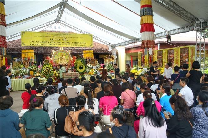 Hàng trăm người dân đổ về chùa Khương Hạ làm lễ cầu siêu cho những người xấu số. Ảnh: Tuấn Đức - TTXVN
