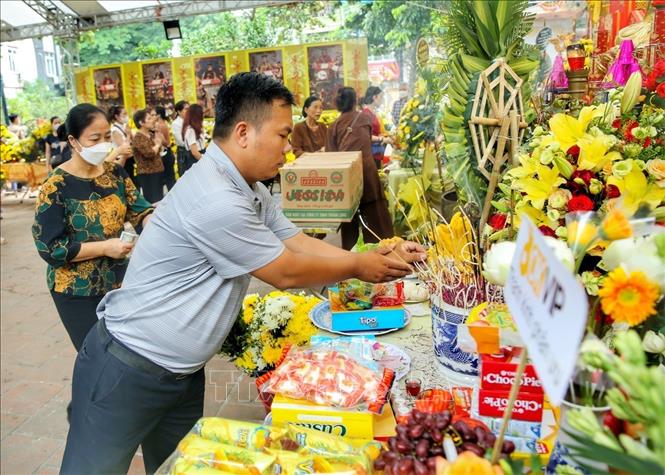 Người dân thắp hương cầu mong các vong linh sớm được siêu thoát. Ảnh: Tuấn Đức - TTXVN
