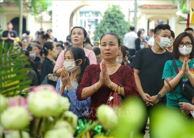 Người dân thắp hương với lòng thành kính mong các nạn nhân thiệt mạng sớm siêu thoát. Ảnh: Tuấn Đức - TTXVN

