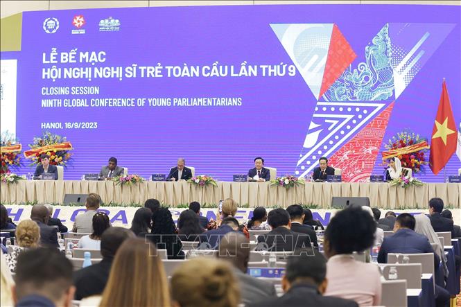 NA Chairman Vuong Dinh Hue and delegates attend the closing ceremony. VNA Photo