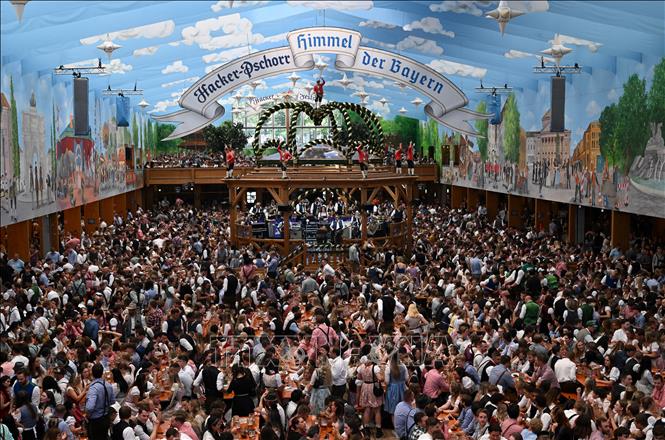 Đông đảo người dân sở tại và du khách nhiều nước tới tham gia Lễ hội bia Oktoberfest ở thành phố Munich, bang Bayern, miền Nam nước Đức ngày 16/9/2023. Ảnh: AFP/TTXVN