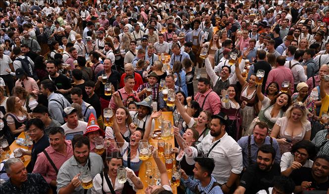 Đông đảo người dân sở tại và du khách nhiều nước tới tham gia Lễ hội bia Oktoberfest ở thành phố Munich, bang Bayern, miền Nam nước Đức ngày 16/9/2023. Ảnh: AFP/TTXVN